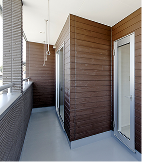 家事動線が便利で、日当たりや風の流れが良好なバルコニー。