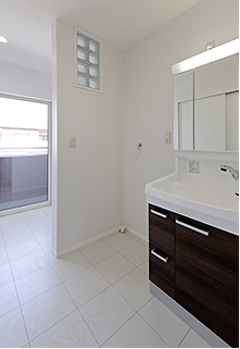 お洒落なはめ込みガラスのある洗面室には洗濯機も置け、対面に収納もあり、機能的な間取りです。