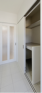 お洒落なはめ込みガラスのある洗面室には洗濯機も置け、対面に収納もあり、機能的な間取りです。