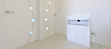 インターホンやインターネット用のルーターなどを置くスペースに建築白石特製キャビネット。