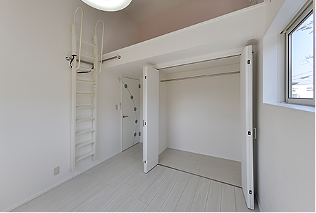 はしごを使わないときは、横にかけておくことができます。