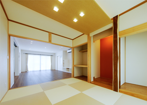 赤いクロスの床の間が印象的な和室。