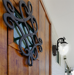 装飾が印象的なカントリー風のトステムの玄関ドア