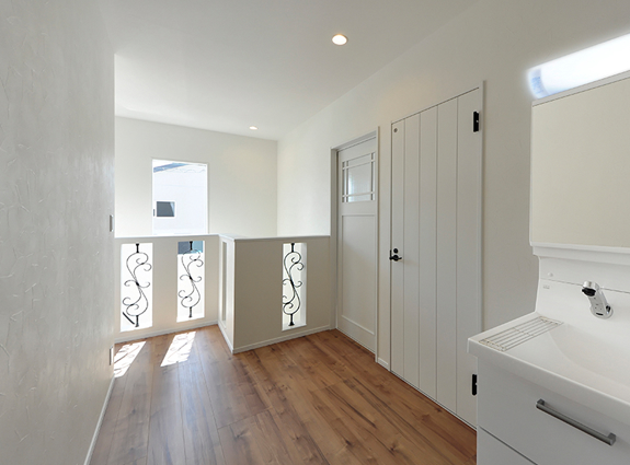 ロートアイアンの装飾が印象的な2Fホール。