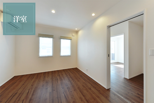 シーリングライトを設けず、暖色照明で安らげる洋室。