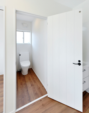 カントリー風のドアがキュートな2Fトイレ。