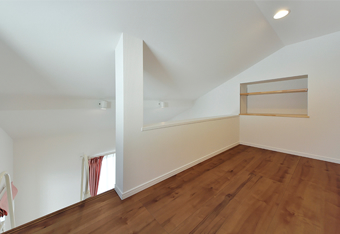 屋根裏をフルに活用したロフトには、収納と窓があり子供の冒険心をくすぐります。