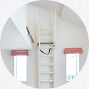 ロフト梯子はスッキリと壁に立てかけられます。