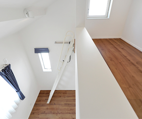 上から見下ろすお部屋は広々と夢のある子供部屋になりました。