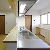 ダイニングに面したキッチン