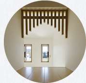 階段脇収納の上の飾り