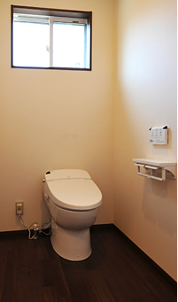 車いすも楽々に入れる広々トイレには、スッキリしたデザインの掃除のしやすいタンクレストイレ。