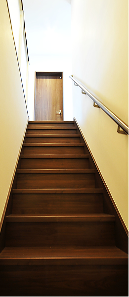 一般の階段より段差が緩めなので、とても上り易い階段です。