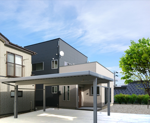 落ち着いたツートンカラーの外観