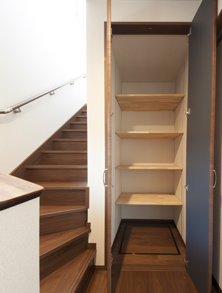 階段脇収納