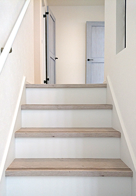 真っ白な階段と白い手摺