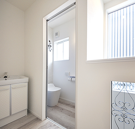 ２階トイレと洗面台