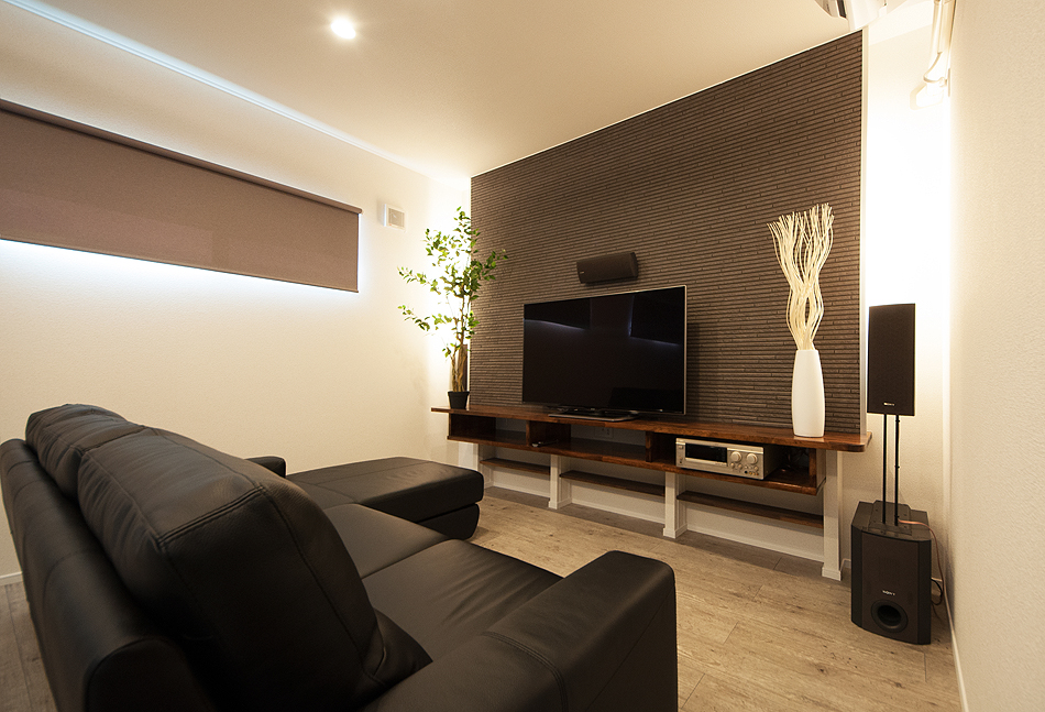 ソファーとシアタースペース