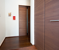 玄関の壁はマグネット壁