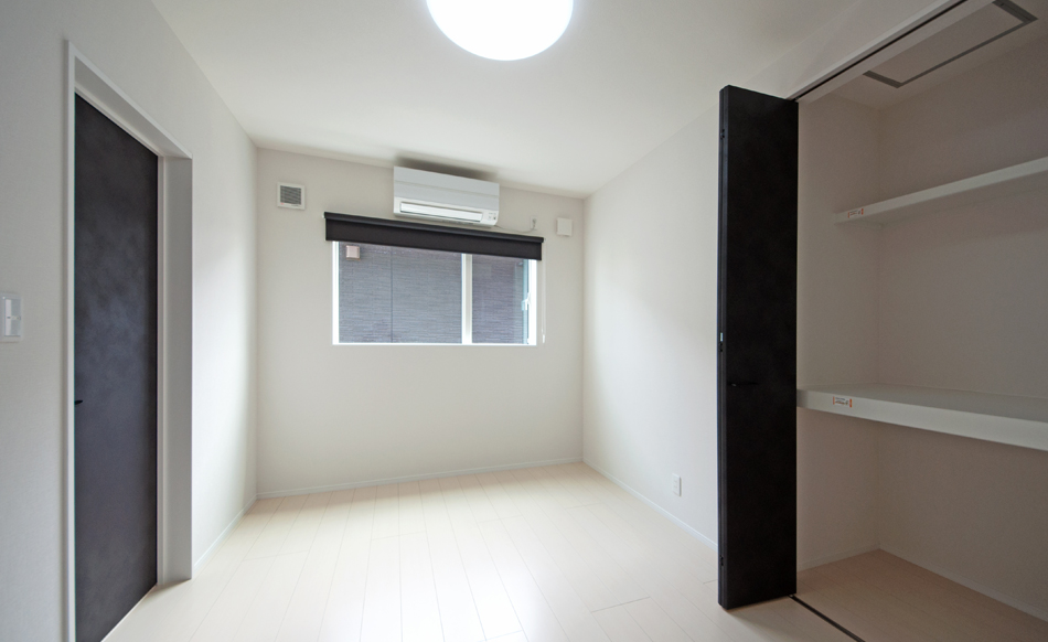 押入れ収納のある洋室