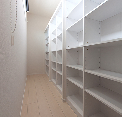 ウォークインクローゼット内の書庫