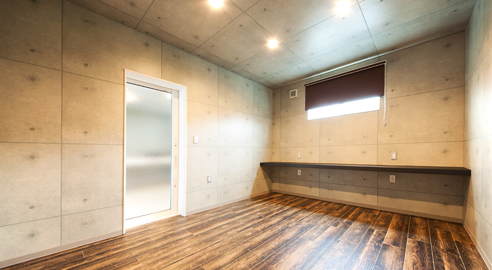 ガレージ横の洋室