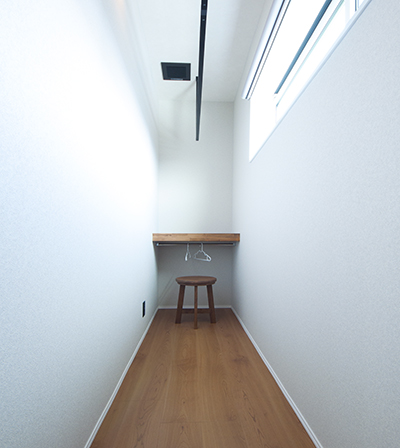 ファミリークロークに併設されたサンルームは、作業カウンターやハンガー収納パイプを備え、便利に使える空間です。