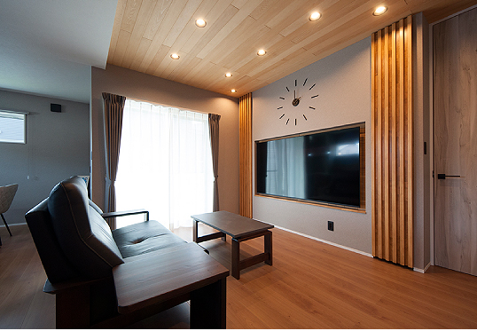 インテリアに組み込んだ壁掛けテレビ
