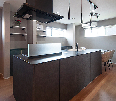 システムキッチンはLIXILのノクト。魅せると変わる、私の暮らし。をコンセプトに使いやすさと美しさを追及しています。