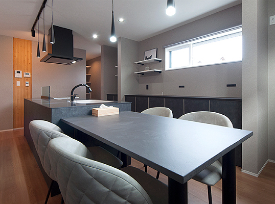 モダンなインテリアにマッチする独特な質感と高い機能性を備えたモールテックスを使用したダイニングテーブル