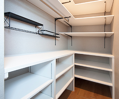 キッチン横に設けたパントリールームは、職人の手によるオリジナル家具で構成されています。多目的に活用できる可動棚やカウンター、フックを掛けられるパイプなど細部にまでこだわった設計が特徴です。