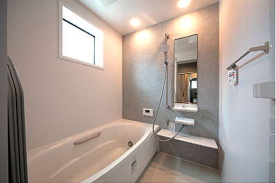 白とグレーのパネルでまとめた、落ち着きのあるバスルーム。