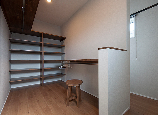 オリジナルの収納棚で構成された空間は、多目的に使え、たっぷりと収納できます。またサンルーム横なので収納までの動線が短くなり、家事効率が格段にアップします