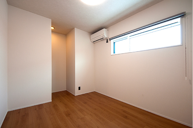 備え付けのクローゼットがある洋室。クローゼットには扉を設けず、開放的なつくりになっています。