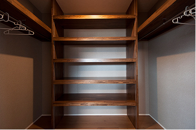 両側にハンガーパイプを設けたウォークインクローゼット。中央には化粧仕上げの可動棚があり、収納力と使い勝手を兼ね備えたつくりです。