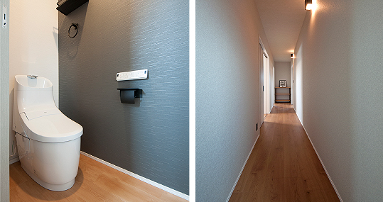 落ち着いた色味のアクセントクロスを採用したトイレ。引き戸を使い、ゆったりとした空間に仕上げました。