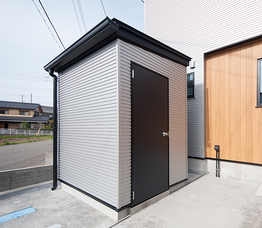 作業スペースも備えたアウトドアワークストレージは、収納とDIY作業をスマートにこなせる多機能空間です。