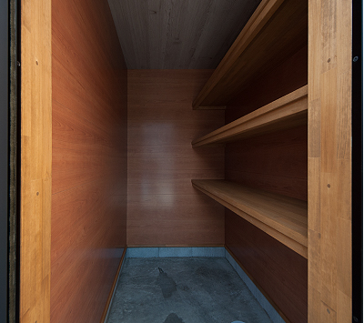 重い荷物もしっかり収納できる造りです。