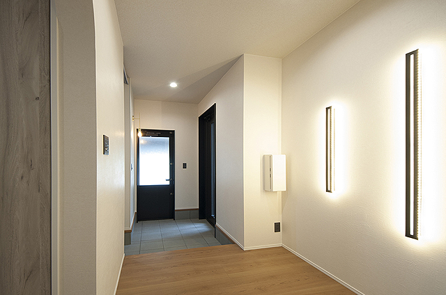 照明がおしゃれな玄関ホール