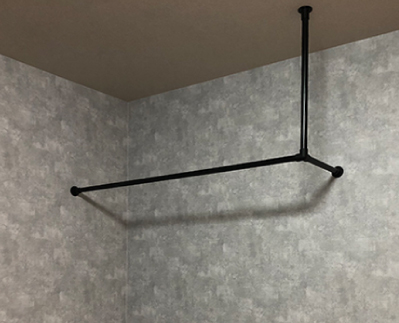 寝室のハンガーパイプ