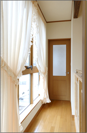 2F大きなガラス窓