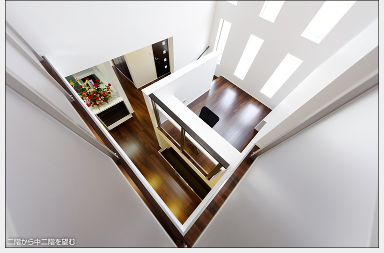 二階から中二階を望む